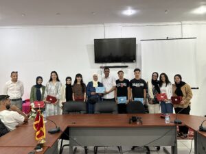 جمعية شباب أطلس القصيبة تحتفل بانجازاتها في موسم رياضي مميز مقدمة في أجواء مفعمة بالحماس والفتوة الرياضية، توج فريق شباب أطلس القصيبة لكرة اليد موسماً رياضياً حافلاً بالإنجازات والنجاحات، والتي تجسدت في حفل اختتامي رمزي يستعير روح التاريخ المحدد. ورغم أن الحفل المنشور لم يرد في نتائج البحث، إلا أن الإنجازات المسجلة للفريق تستحق الوقفة والتكريم، حيث رسخت مكانة الفريق كأحد الفاعلين البارزين في الساحة الرياضية المحلية، مسجلاً اسمه بأحرف من ذهب في سجلات كرة اليد. إنجازات موسمية مشرفة حققت الجمعية خلال فترتها الرياضية سلسلة من الإنجازات التي تعكس التطور الكبير والجهد المتواصل: · البقاء والمنافسة في القسم الثاني: ضمن فريق شباب أطلس القصيبة لكرة اليد بقاءه للموسم الثالث على التوالي ضمن فرق القسم الثاني في عصبة بني ملال خنيفرة، كما احتل مراتب متقدمة في بطولة الموسم، وهو دليل على ثبات المستوى وتطور الأداء . · تألق لافت في فئة الناشئين: شهدت فئة الفتيان (تحت 15 سنة وتحت 13 سنة) تألقاً كبيراً، حيث انتصر فريق الفتيان على فرق كبيرة مرموقة مثل أولمبيك خريبكة وشباب خنيفرة. كما تم اختيار 7 لاعبين من فئة تحت 15 سنة و5 لاعبين من فئة تحت 13 سنة للانضمام إلى منتخب الجهة، مما يعد إنجازاً حقيقياً يبشر بمستقبل واعد للفريق . · انتصارات كاسحة داخل القسم: في إحدى مبارياته المحلية، اكتسح فريق الكبار نظيره "أمل سوق السبت" بنتيجة عريضة بلغت (38 - 16)، في مباراة نالت إعجاب جمهور كرة اليد في المدينة . جمعية شباب أطلس القصيبة تحتفي بانجازاتها في موسم رياضي مميز مقدمة في أجواء مفعمة بالحماس والفتوة الرياضية، توج فريق شباب أطلس القصيبة لكرة اليد موسماً رياضياً حافلاً بالإنجازات والنجاحات، والتي تجسدت في حفل اختتامي رمزي يستعير روح التاريخ المحدد. ورغم أن الحفل المنشور لم يرد في نتائج البحث، إلا أن الإنجازات المسجلة للفريق تستحق الوقفة والتكريم، حيث رسخت مكانة الفريق كأحد الفاعلين البارزين في الساحة الرياضية المحلية، مسجلاً اسمه بأحرف من ذهب في سجلات كرة اليد. إنجازات موسمية مشرفة حققت الجمعية خلال فترتها الرياضية سلسلة من الإنجازات التي تعكس التطور الكبير والجهد المتواصل: · البقاء والمنافسة في القسم الثاني: ضمن فريق شباب أطلس القصيبة لكرة اليد بقاءه للموسم الثالث على التوالي ضمن فرق القسم الثاني في عصبة بني ملال خنيفرة، كما احتل مراتب متقدمة في بطولة الموسم، وهو دليل على ثبات المستوى وتطور الأداء . · تألق لافت في فئة الناشئين: شهدت فئة الفتيان (تحت 15 سنة وتحت 13 سنة) تألقاً كبيراً، حيث انتصر فريق الفتيان على فرق كبيرة مرموقة مثل أولمبيك خريبكة وشباب خنيفرة. كما تم اختيار 7 لاعبين من فئة تحت 15 سنة و5 لاعبين من فئة تحت 13 سنة للانضمام إلى منتخب الجهة، مما يعد إنجازاً حقيقياً يبشر بمستقبل واعد للفريق . · انتصارات كاسحة داخل القسم: في إحدى مبارياته المحلية، اكتسح فريق الكبار نظيره "أمل سوق السبت" بنتيجة عريضة بلغت (38 - 16)، في مباراة نالت إعجاب جمهور كرة اليد في المدينة .